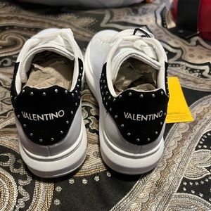 Selling brand new never been worn Valentino sneakers.